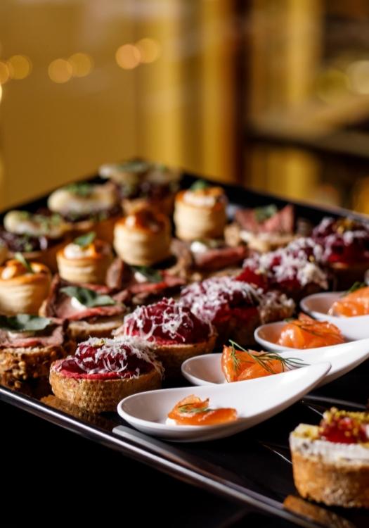 Un vassoio elegante con deliziosi antipasti, colori vivaci e sapori invitanti.