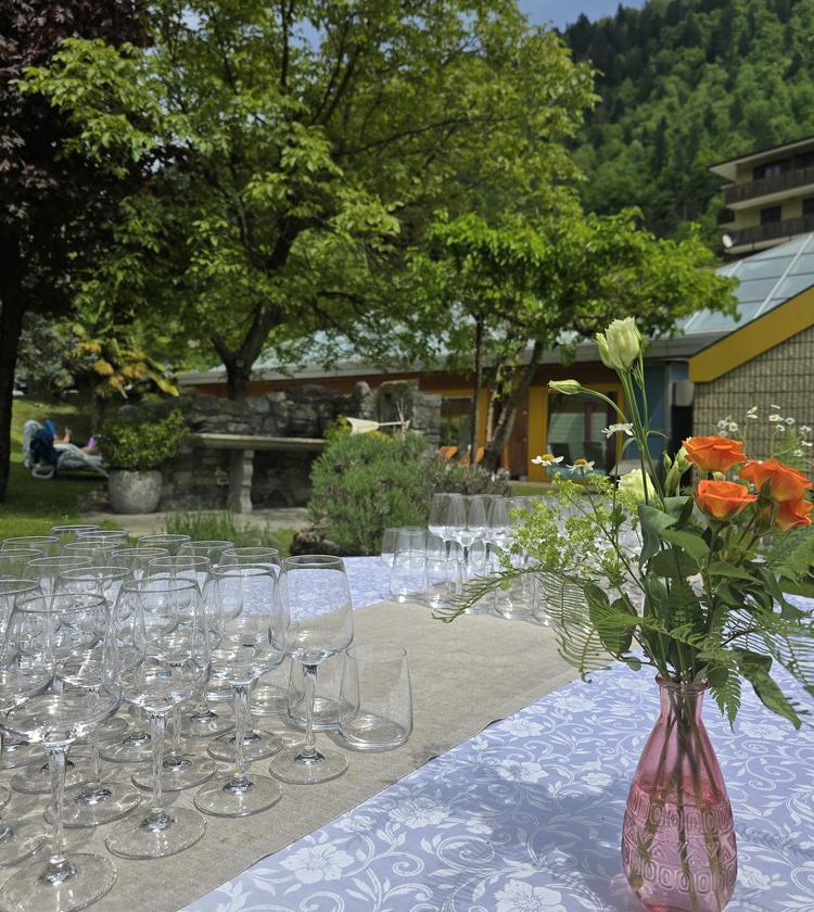 Tavola elegante, fiori bianchi, piatti raffinati, atmosfera di festa e armonia.