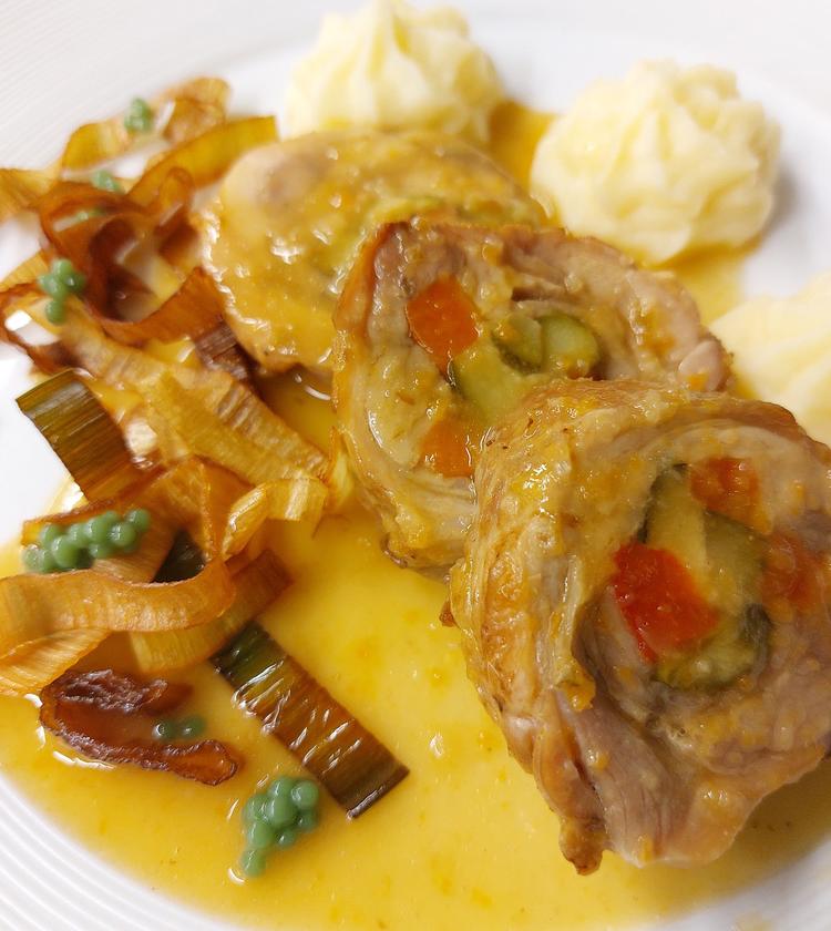 Involtini di carne con verdure, purè cremoso e salsa dorata, raffinato e invitante.
